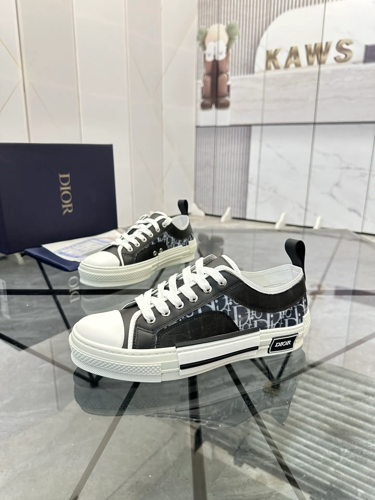 Selling men's shoes 💰: 💰P400¥ Product trademark: Dio* "Dior*" low-top casual shoes Regular size: 36-45 (can be customized to 46) Couple style B23 Product materials: Upper imported original fabric, breathable lining, original outsole. No.: 007